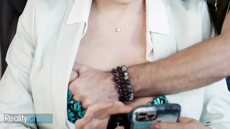 Während Mama arbeitet, leckt ihr der Praktikant den Hintern...!!