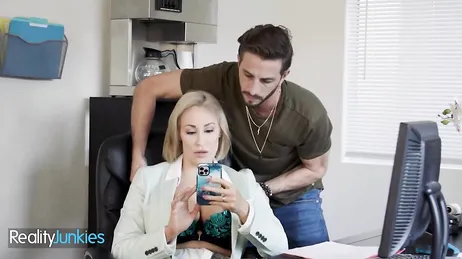 Während Mama arbeitet, leckt ihr der Praktikant den Hintern...!!