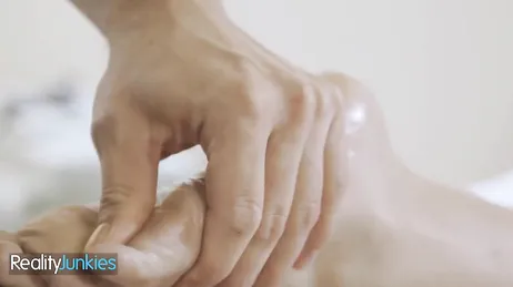 Por qué se la acabo chupando siempre al masajista? no lo entiendo