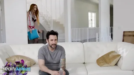 Min svägerska hoppar upp på mig och gör mig avundsjuk med sin röv