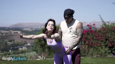 Il mio personal trainer è così eccitato che vuole scoparmi la figa, accidenti!!