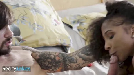 Este blanco si que le sabe comer el coño y el culo a una mujer negra