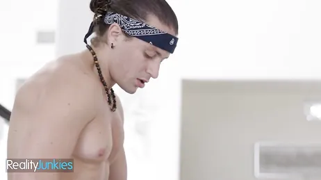 Mi prima de 23 añitos se pasea por casa con un bikini rojo muy sexy ...