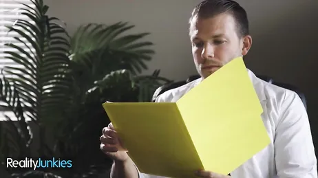 Die Krankenschwester verarscht mich, ich finde, sie hat sich eine Gehaltserhöhung verdient.