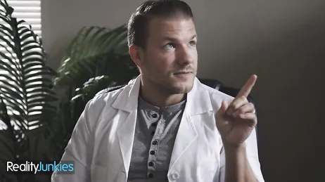 Die Krankenschwester verarscht mich, ich finde, sie hat sich eine Gehaltserhöhung verdient.