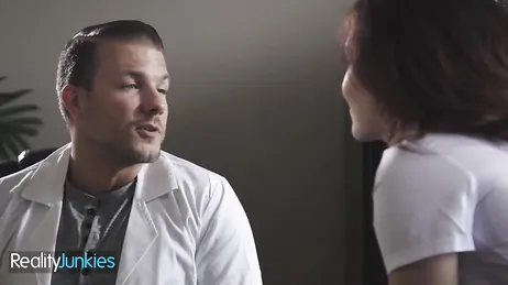 Die Krankenschwester verarscht mich, ich finde, sie hat sich eine Gehaltserhöhung verdient.