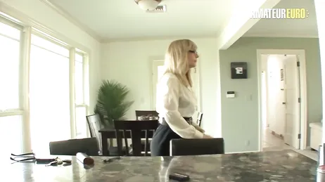 Mi madrastra me pilla a punto de hacerme una paja ... y parece que quiere algo