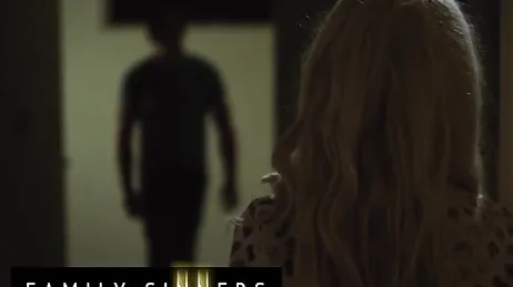 Mi hijastra sabe como poner el culo en pompa para que le entre entera !!