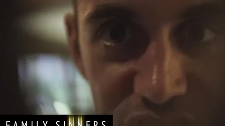 Vemos a mamá cambiarse de ropa .., joder, siempre está con los pezones duros