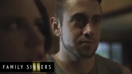 Vemos a mamá cambiarse de ropa .., joder, siempre está con los pezones duros