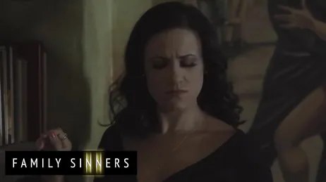 Vemos a mamá cambiarse de ropa .., joder, siempre está con los pezones duros