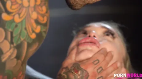 Während ich auf meinen Freund warte, werde ich jetzt gleich mit seinem besten Freund schlafen.