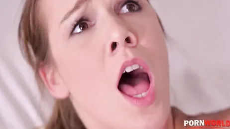 Mon visage s'illumine de pur bonheur quand ils enfoncent une bite aussi grosse en moi !!