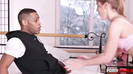 Mon visage s'illumine de pur bonheur quand ils enfoncent une bite aussi grosse en moi !!