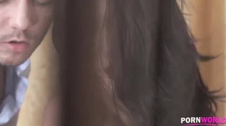 Es todo un detalle, el camarero me trae a la habitación una tarta ...