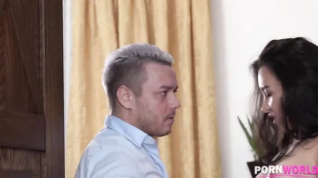 Es todo un detalle, el camarero me trae a la habitación una tarta ...