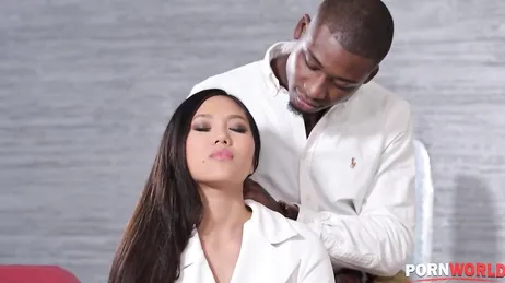 Was machst du da mit diesen beiden Schwarzen, May Thai? Willst du mit ihnen schlafen?