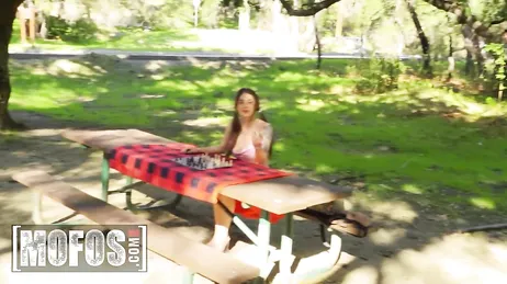 No hay manera de concentrarme, estoy más pendiente de sus tetas que de ...