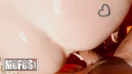 Mi hijastra no tiene vergüenza, toma el sol con las tetas al aire