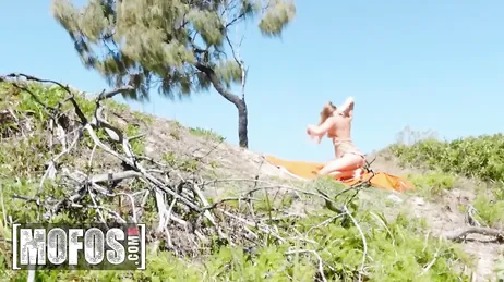 Mi hijastra no tiene vergüenza, toma el sol con las tetas al aire