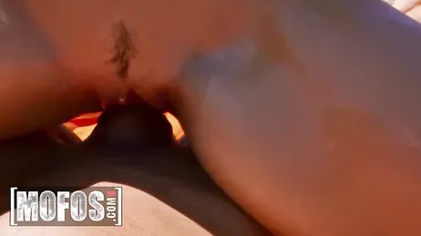 Mi hijastra no tiene vergüenza, toma el sol con las tetas al aire