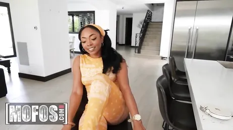 El señorito se la acaba metiendo en la boca a la criada negra