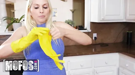 Se la estás metiendo a mamá? ahora no me digas que no es lo que parece ..