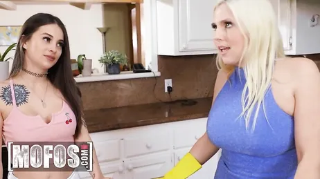 Se la estás metiendo a mamá? ahora no me digas que no es lo que parece ..