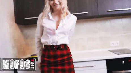 La Russe vient de rentrer de voyage et semble avoir envie de sexe.