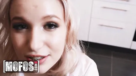 La Russe vient de rentrer de voyage et semble avoir envie de sexe.