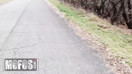 La Russe vient de rentrer de voyage et semble avoir envie de sexe.