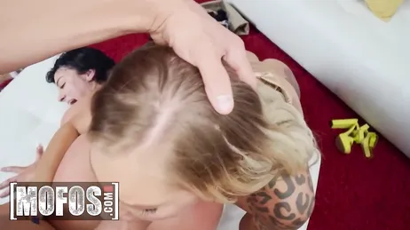 La madre y la hija está más que preparadas, que empiece la fiesta joder !!