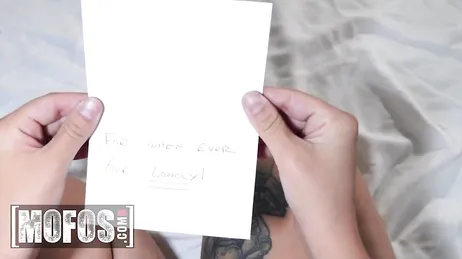 Mamá antes de hacer la comida decide masturbarse y correrse .. !!