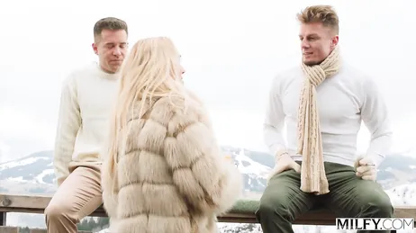 Brandi Love, une MILF, se fait plaisir avec deux grosses bites bien dures.