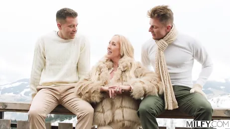 Brandi Love, une MILF, se fait plaisir avec deux grosses bites bien dures.