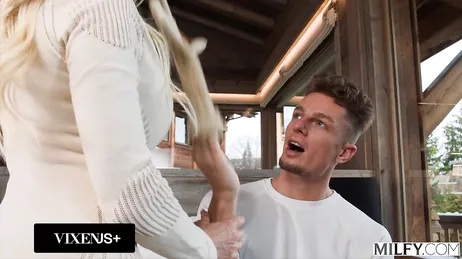 Brandi Love, une MILF, se fait plaisir avec deux grosses bites bien dures.