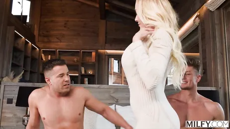 Brandi Love, une MILF, se fait plaisir avec deux grosses bites bien dures.