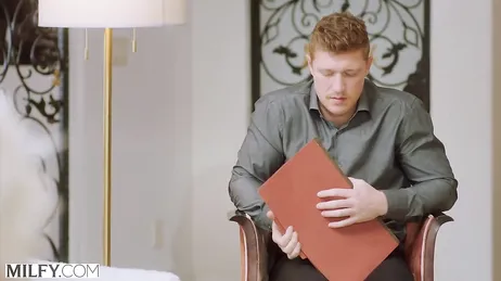 La jefa se abre totalmente de piernas para ser penetrada por el becario