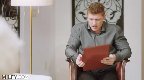 La jefa se abre totalmente de piernas para ser penetrada por el becario