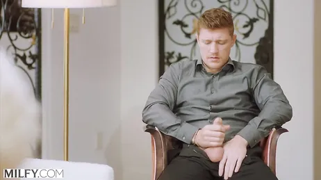 La jefa se abre totalmente de piernas para ser penetrada por el becario