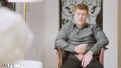 La jefa se abre totalmente de piernas para ser penetrada por el becario