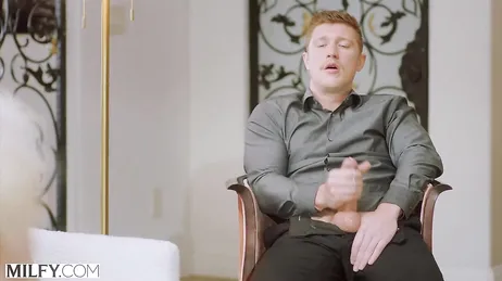 La jefa se abre totalmente de piernas para ser penetrada por el becario