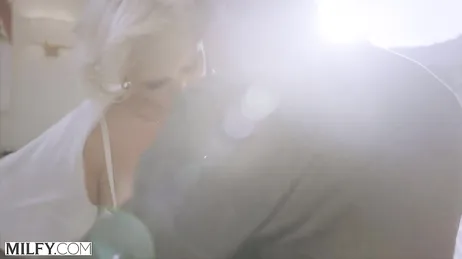 La jefa se abre totalmente de piernas para ser penetrada por el becario