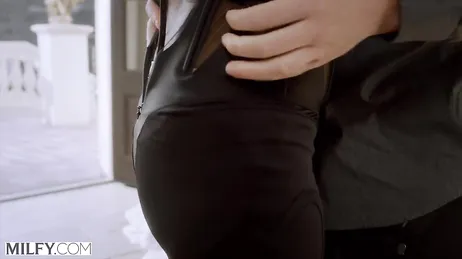 La jefa se abre totalmente de piernas para ser penetrada por el becario