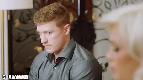 La jefa se abre totalmente de piernas para ser penetrada por el becario