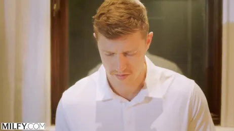 La jefa se abre totalmente de piernas para ser penetrada por el becario