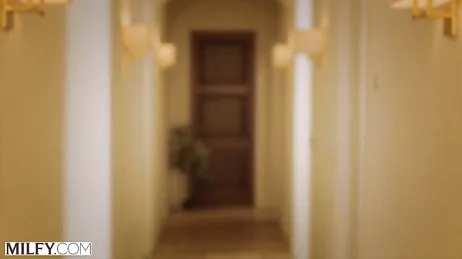 La jefa se abre totalmente de piernas para ser penetrada por el becario