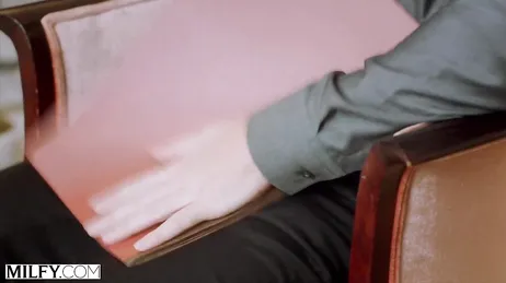 La jefa se abre totalmente de piernas para ser penetrada por el becario