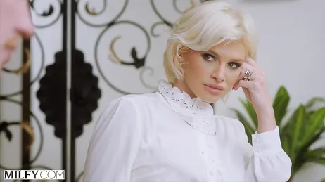 La jefa se abre totalmente de piernas para ser penetrada por el becario