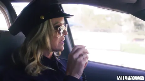 Agente de policía madura tiene sexo con un delincuente antes de detenerle